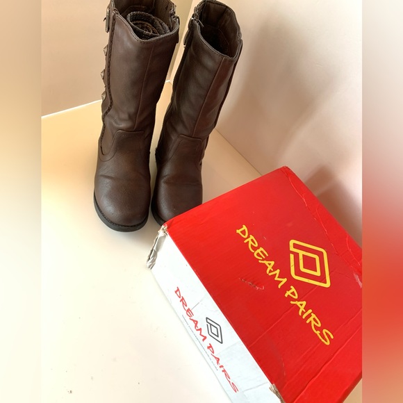 Girl’s Boots. Size 1. Brown Faux Leather. Zipper. Good condition. Furry lining - Picture 6 of 9